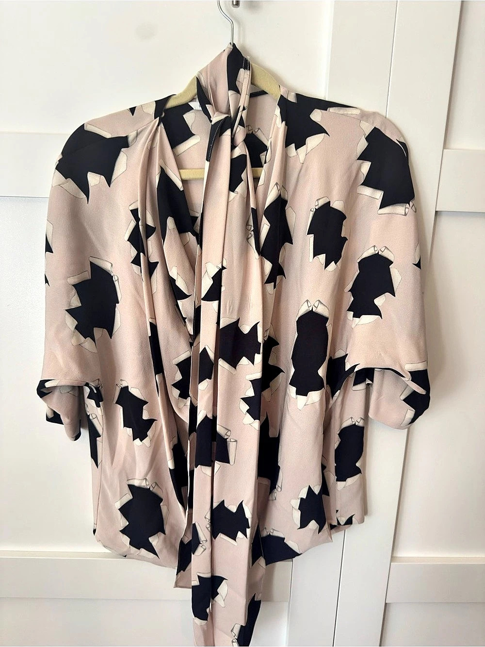 Diane von Furstenberg Abstract Silk Blouse in Blush Pink & Black Size 4 Like New